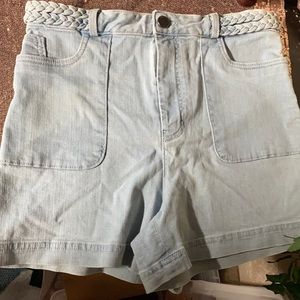 🦋Alice + Olivia light wash denim shorts🦋